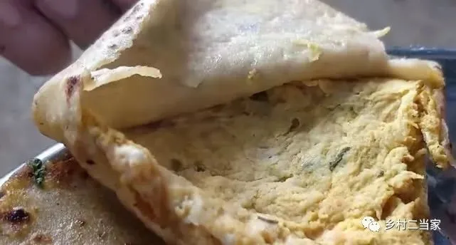 没想到印度街头出现了鸡蛋灌饼！制作有模有样，灌法给满分（小度小度鸡蛋灌饼的做法）
