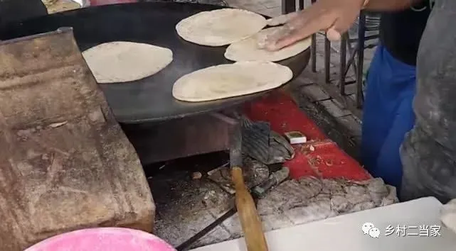 没想到印度街头出现了鸡蛋灌饼！制作有模有样，灌法给满分（小度小度鸡蛋灌饼的做法）