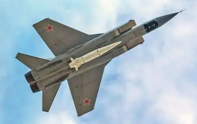 资料图：米格-31K歼击机挂载“匕首”高超音速导弹（来源：央视今日关注）