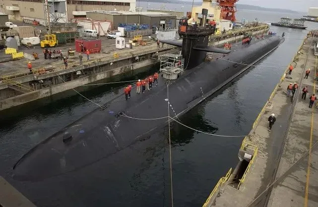 一艘靠港的核潜艇