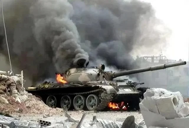 图片：俄军被击毁的T-62中型坦克。