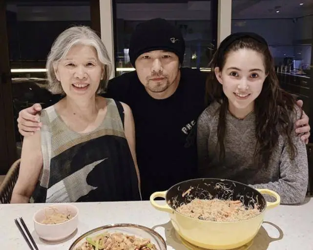 周杰伦祝大家母亲节快乐，刚生完三胎的昆凌，疑似出现身材焦虑-周杰伦和昆凌多大结婚