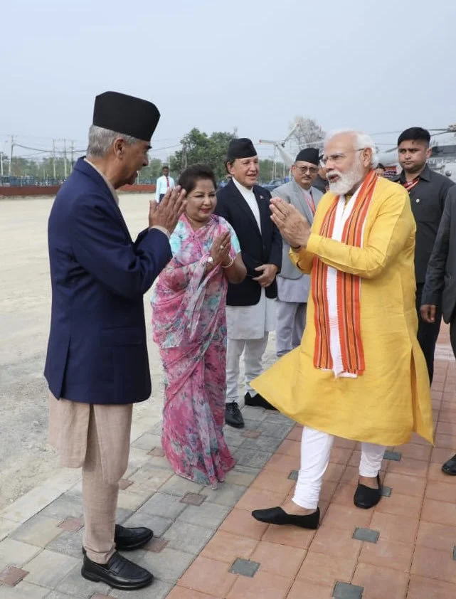当地时间5月16日，印度总理莫迪抵达蓝毗尼，尼泊尔总理德乌帕前往迎接 图源：德乌帕推特