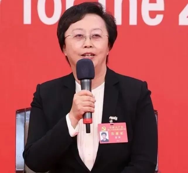 四川省委常委、宣传部部长郑莉在回答记者提问。新华社记者 张玉薇 摄