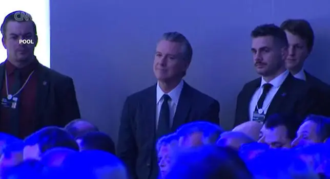 听到特朗普批评，台下的纽森面带微笑 视频截图