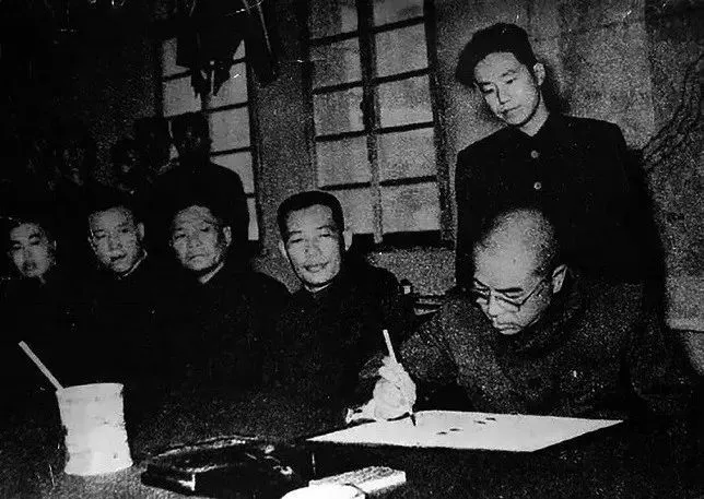 上图：1953年7月28日，彭德怀在开城于朝鲜停战协定上签字。