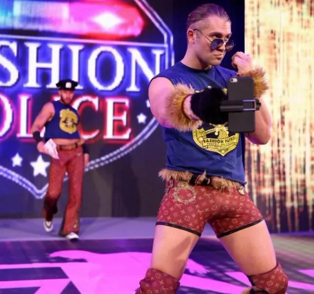 WWE摔小辉新闻放荡哥强势回归时尚警察组合重现NXT