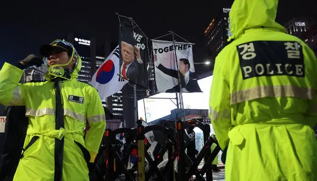 数月来，韩国抗议者经常手举美国国旗举行“反华”集会 韩联社