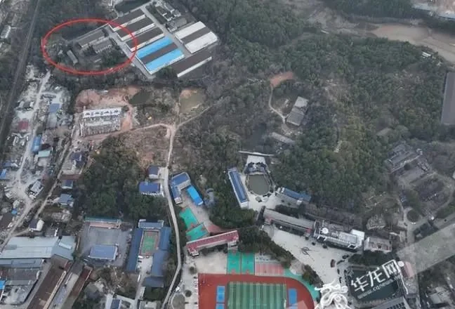 ▲发现遗体的粮仓与致远中学距离并不远。图片来源/华龙网