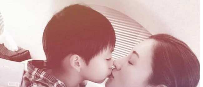 49岁李嘉欣与8岁儿子合影大玩亲亲，并且称呼他为“小男人”