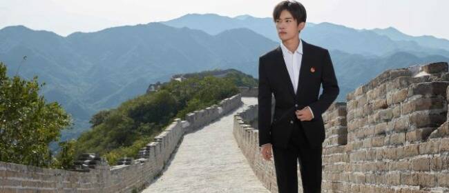 易烊千玺《中华儿女》封面图曝光 白衬衣黑西装青春帅气