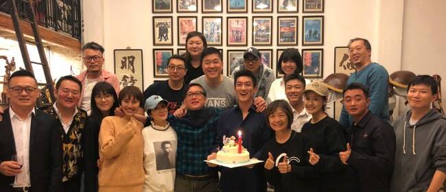 《中国机长》票房破20亿 杜江袁泉刘伟强等开香槟庆祝