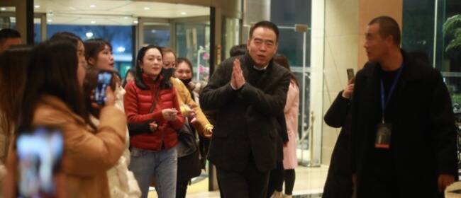 陈凯歌与粉丝热情互动，陈红装扮低调紧随其后