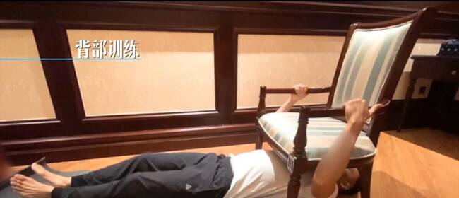 宅家健身指南，陈伟霆用椅子台灯当器材