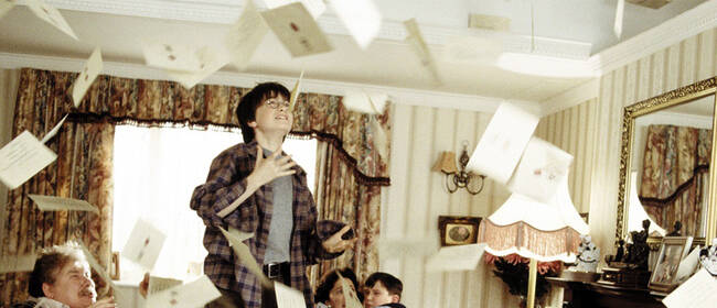 《哈利·波特与魔法石》曝预告 八大角色海报重燃20年魔法梦