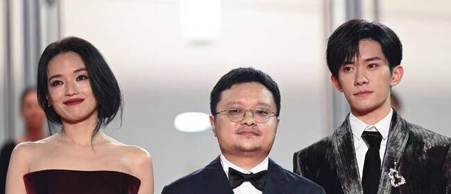 《狂野时代》戛纳首映口碑释出 易烊千玺一人分饰五角