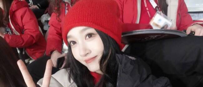 关晓彤米兰冬奥会观赛 戴红色帽子自拍比耶俏皮可爱