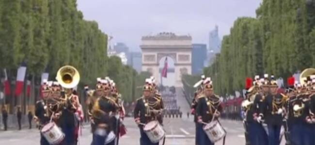 法国国庆军乐团指挥差点扔丢指挥棒