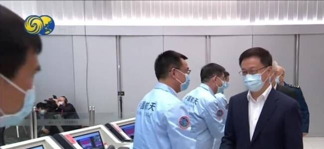 神十三发射取得圆满成功 韩正与工作人员握手祝贺