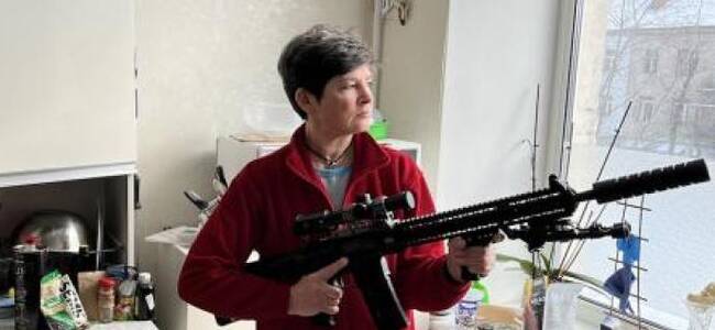 乌克兰女子自费购买狙击步枪：不惜一切代价保卫祖国