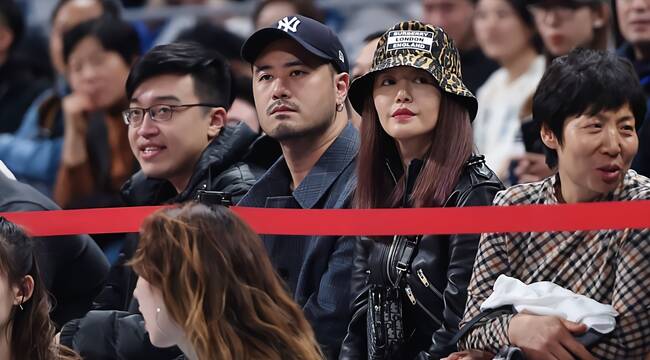 谭维维与老公低调现身cba 认真观赛化身小迷妹