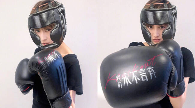 现身机场自推行李 戴口罩帽子手套防护到位李小璐穿碎花裙窗前凹造型