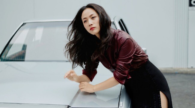 汤唯时尚大片释出,大波浪配小皮衣摩登又随性