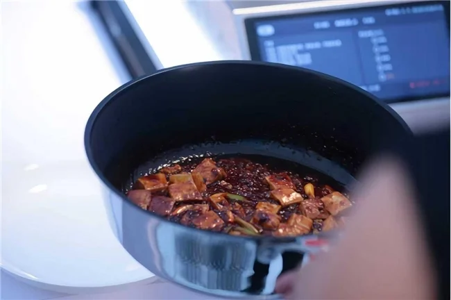 算法解码烟火气：熊喵大师如何用AI擎起中餐未来-头条日报网