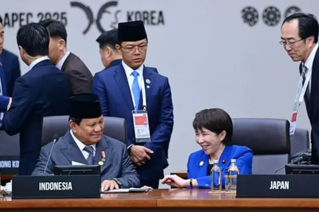 2025年10月APEC韩国峰会期间，高市早苗与普拉博沃会面。