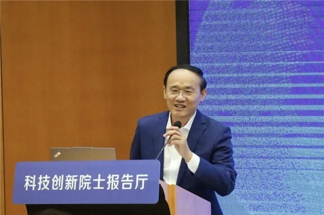（图）中关村产业转型升级研究院院长马国川主持