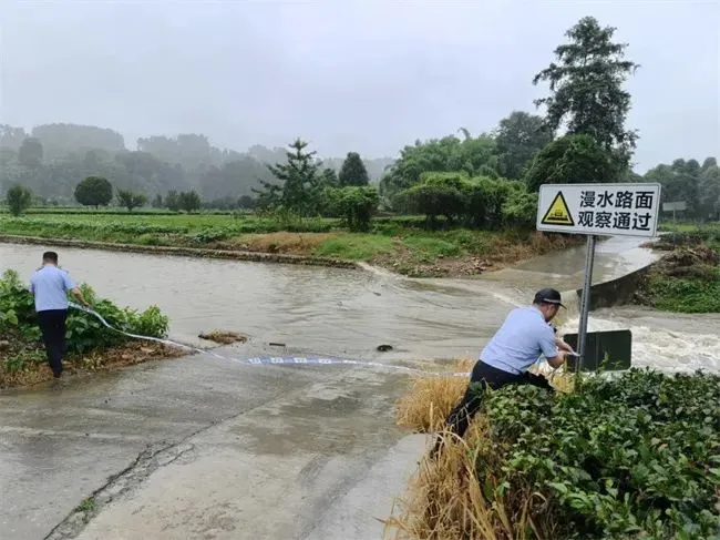 ▲近日，雅安市名山区内连续降大雨，为扎实做好防汛备战工作，名山区公安分局迅速开启“防汛”模式，全力保障人民群众生命财产安全。（图源：名山区公安分局）