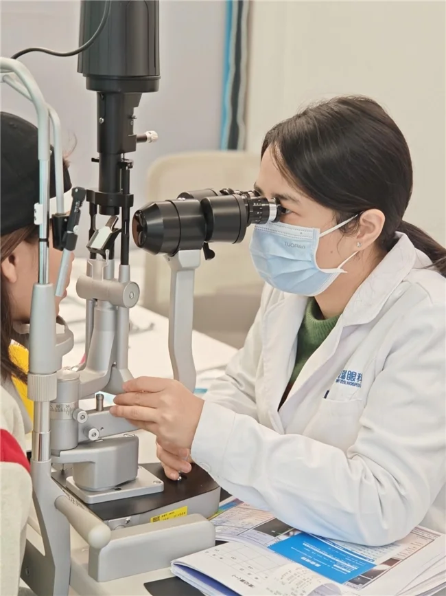 左手摘镜，右手问诊！福州普瑞眼科医生用亲身经历为屈光