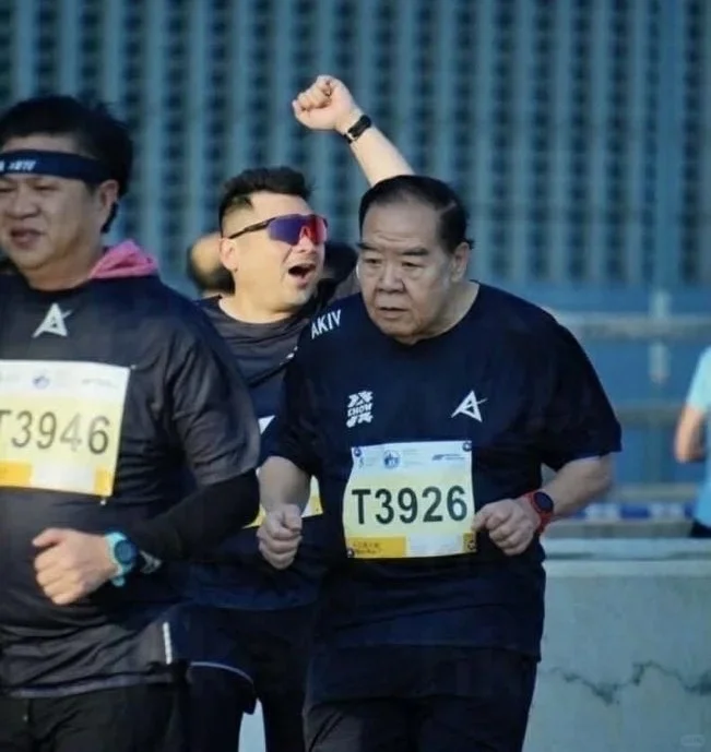 从270斤减到200斤！74岁&ldquo;肥猫&rdquo;首马完赛