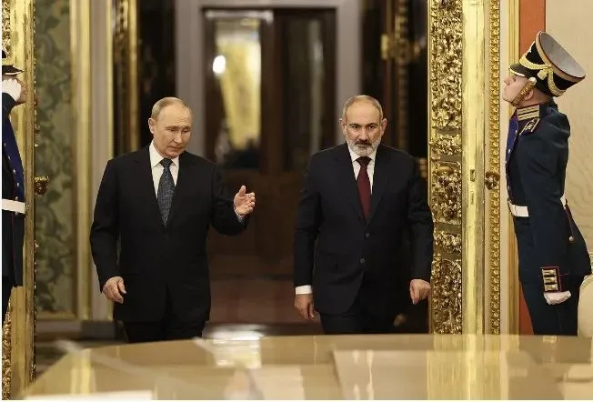 ▎2024年10月8日,普京在独联体峰会期间与亚美尼亚总理帕希尼扬会面。图源:亚美尼亚外交部