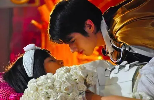 △《初恋这件小事》的女主名字“水”，在壮语和泰语里都是“nam”。（图 / 网络）