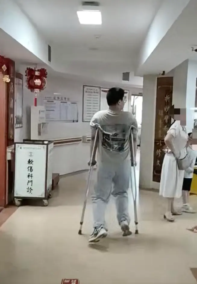 ▲目前在北方老家康复治疗的小武 图据受访人