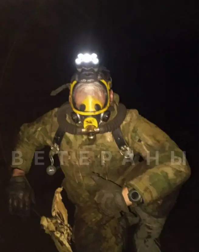 参与行动的俄方人员身着特殊装备，以保证在管道内自由呼吸。
