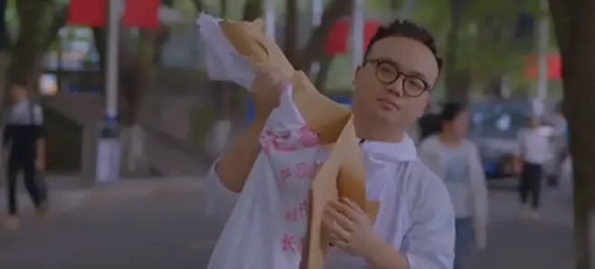 视频 | 热血校园！看90后的大学生激情创业故事【全国大学生网络文化节获奖作品展映】-大学生创业项目展板模板