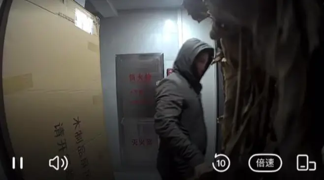 ▲門口監(jiān)控記錄了嫌疑人放置爆炸物的畫面
