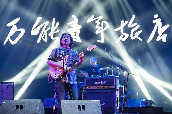 脏手指乐队表演时被砸烟 多场音乐演出现不文明行为