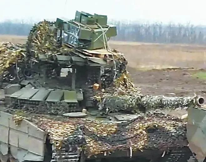 绑满各种电子战设备的俄军坦克