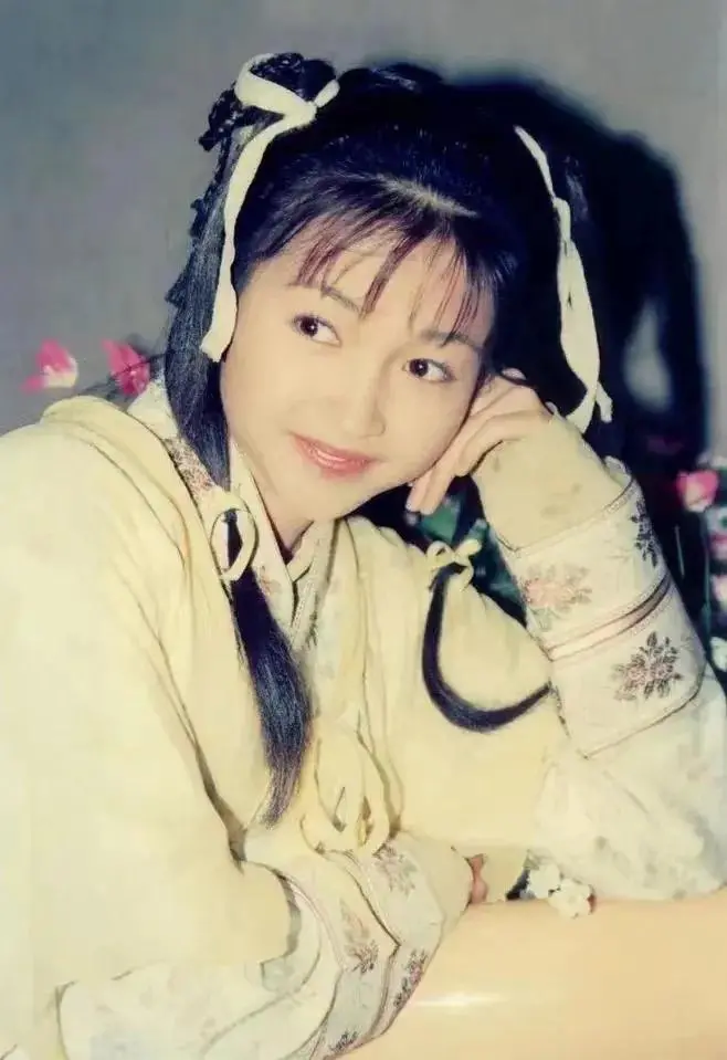 她25岁演“郭襄”惊艳了时光，43岁转行做护士，乐观且纯粹的人生好酷
