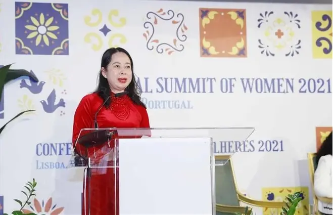 ▎图为武氏映春在里斯本参加2021全球女性峰会并发表演讲。图自越通社
