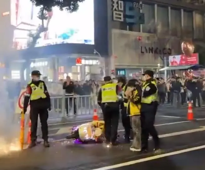 黄衣小伙被控制 (视频截图)