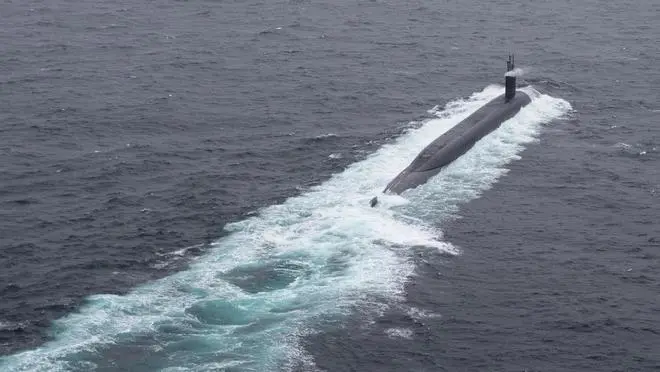 水面航行的美国“俄亥俄”级战略导弹核潜艇。