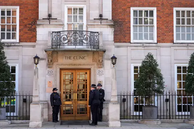 2024年1月26日，警察站在伦敦诊所入口外