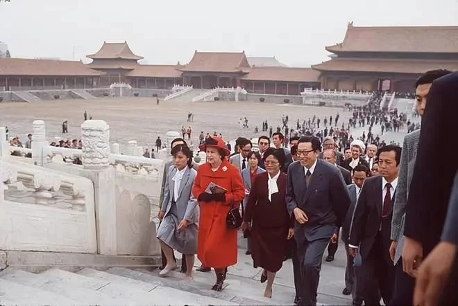△ 1986年10月，英女王伊丽莎白二世在北京游览故宫。