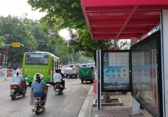 郸城县公交站（图片来源：大河报）