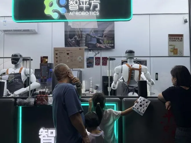 （智平方的人形机器人正在售卖咖啡，图片来源：财联社记者/摄）
