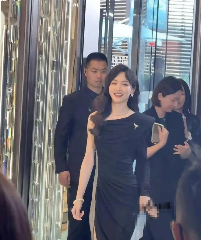 41岁唐嫣留回长发，穿紧身裙烫卷发美得出奇，深夜街头工作太敬业封面图